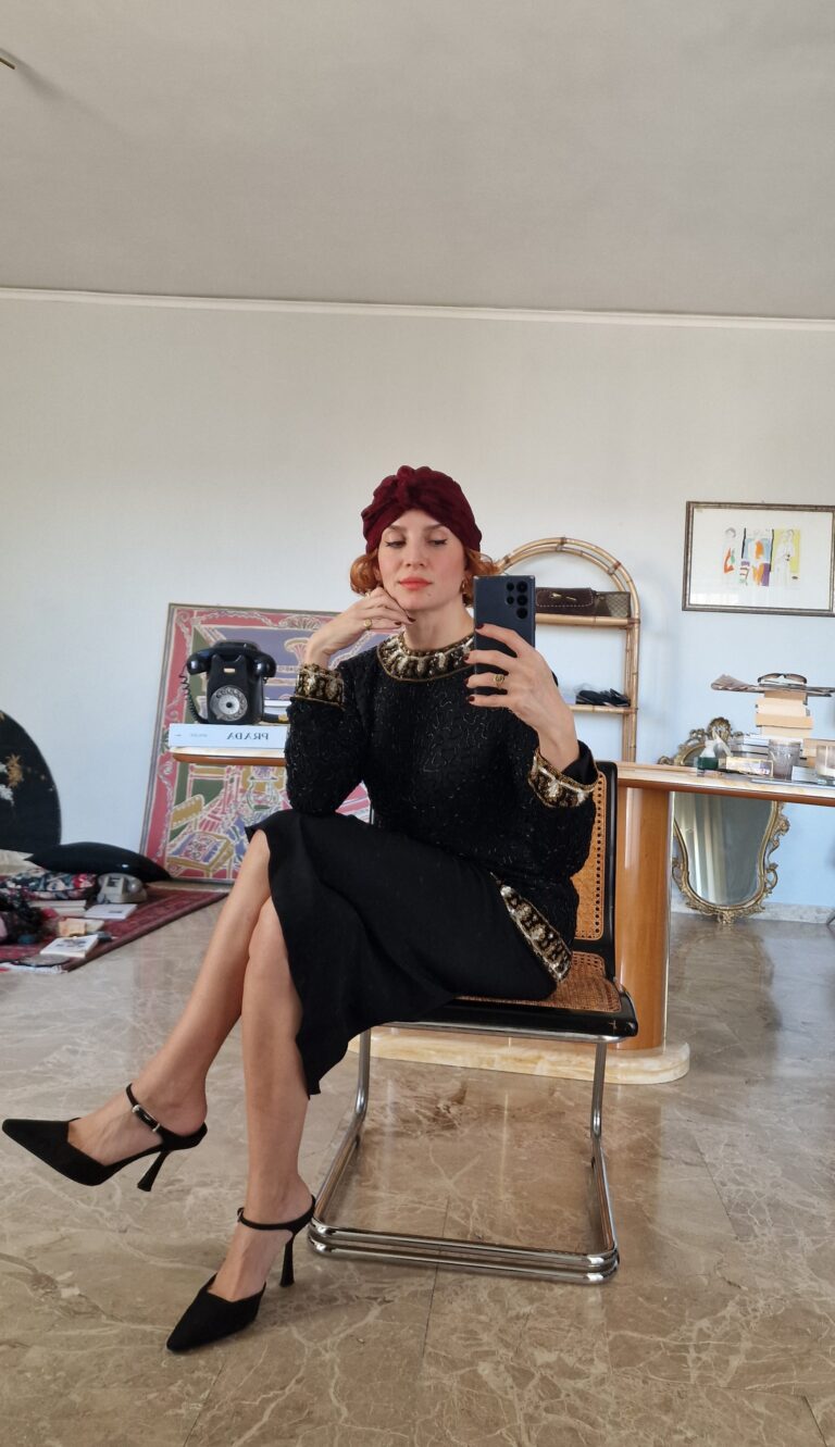 Blusa vintage in seta ricoperta di perline ricamate - immagine 2