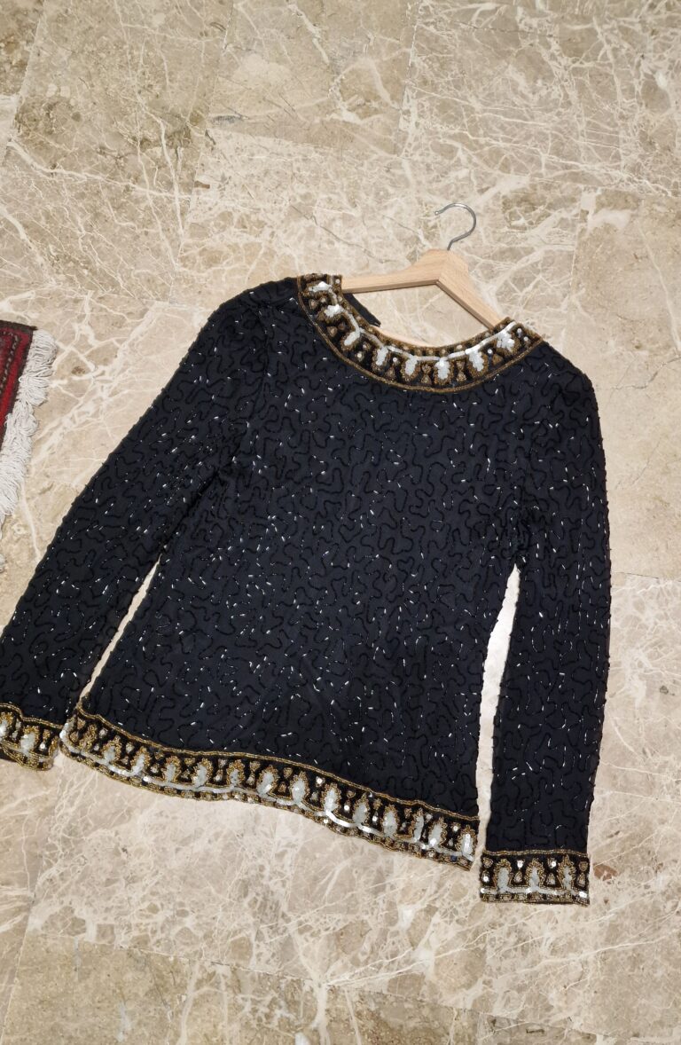 Blusa vintage in seta ricoperta di perline ricamate - immagine 10