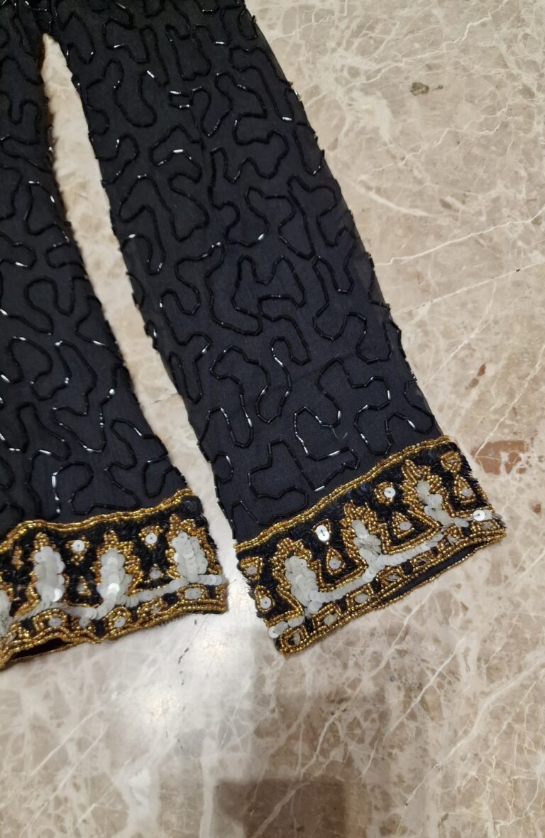 Blusa vintage in seta ricoperta di perline ricamate - immagine 9