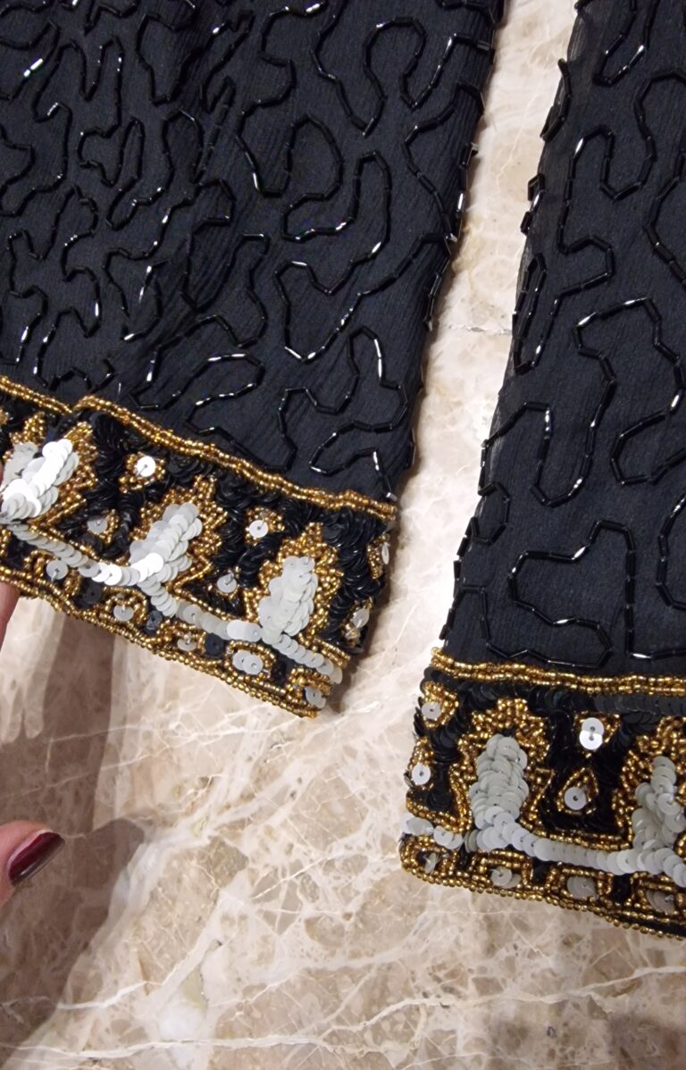 Blusa vintage in seta ricoperta di perline ricamate - immagine 8