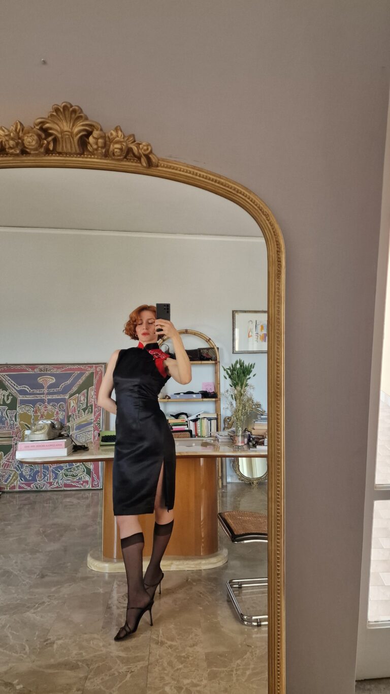Autentico Qipao cinese in Sera nero con inserto rosso