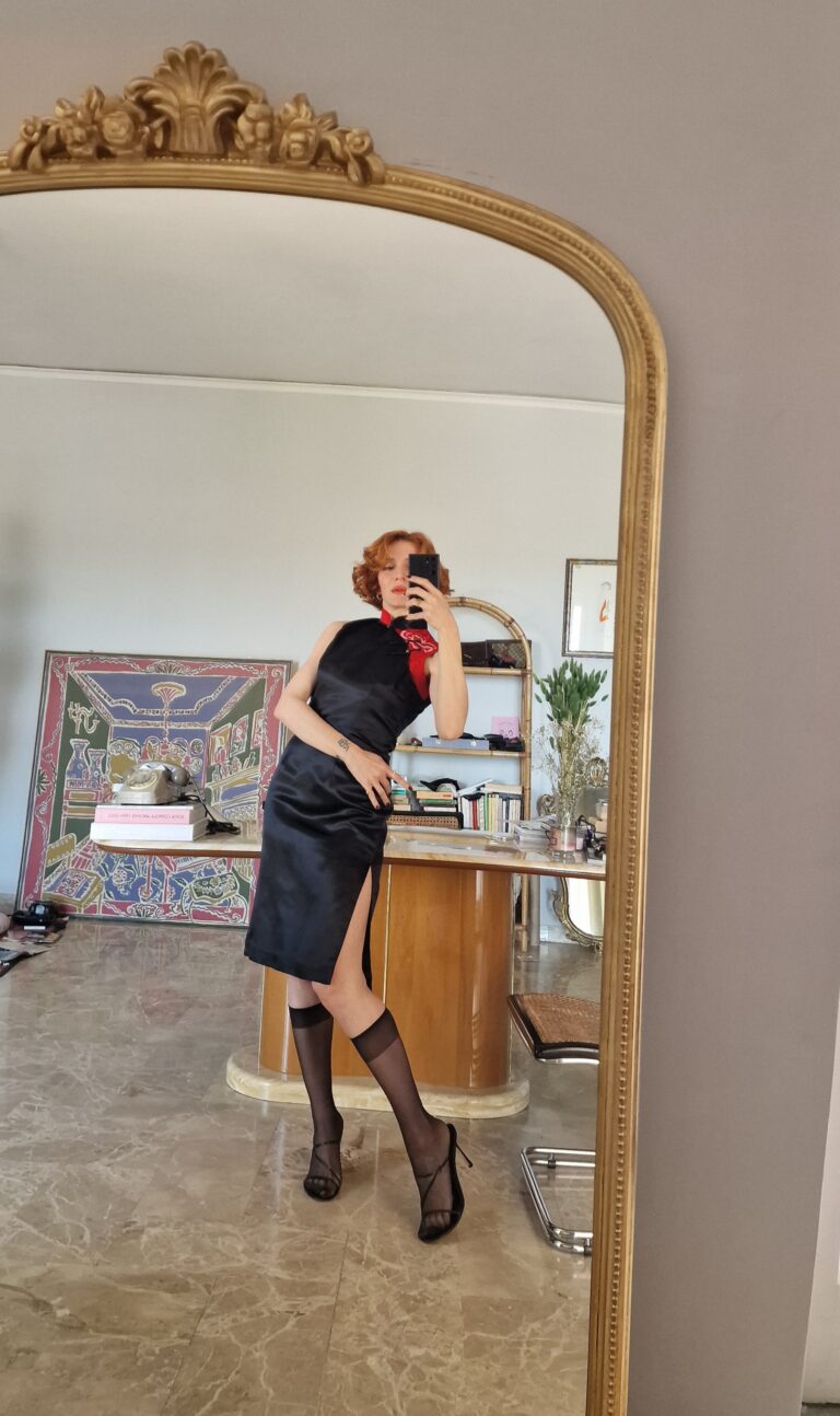 Autentico Qipao cinese in Sera nero con inserto rosso - immagine 4