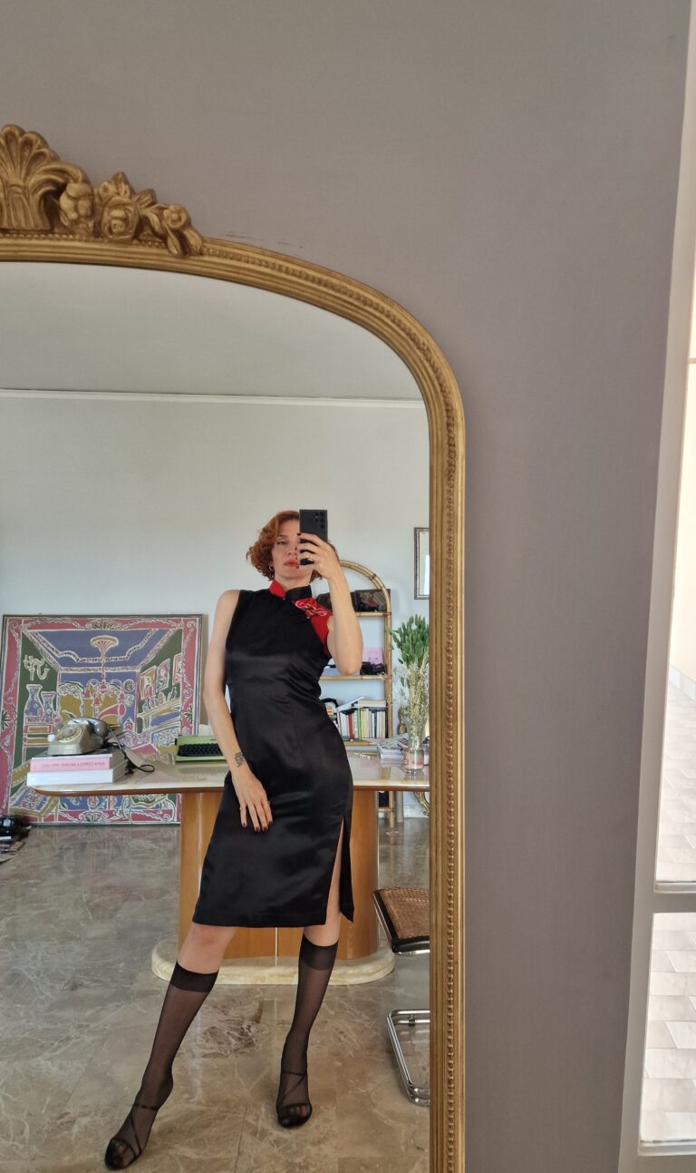 Autentico Qipao cinese in Sera nero con inserto rosso - immagine 3