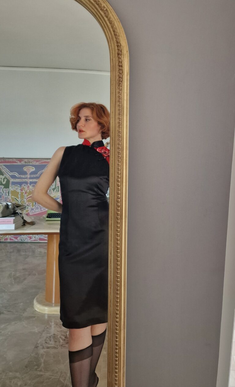 Autentico Qipao cinese in Sera nero con inserto rosso - immagine 8