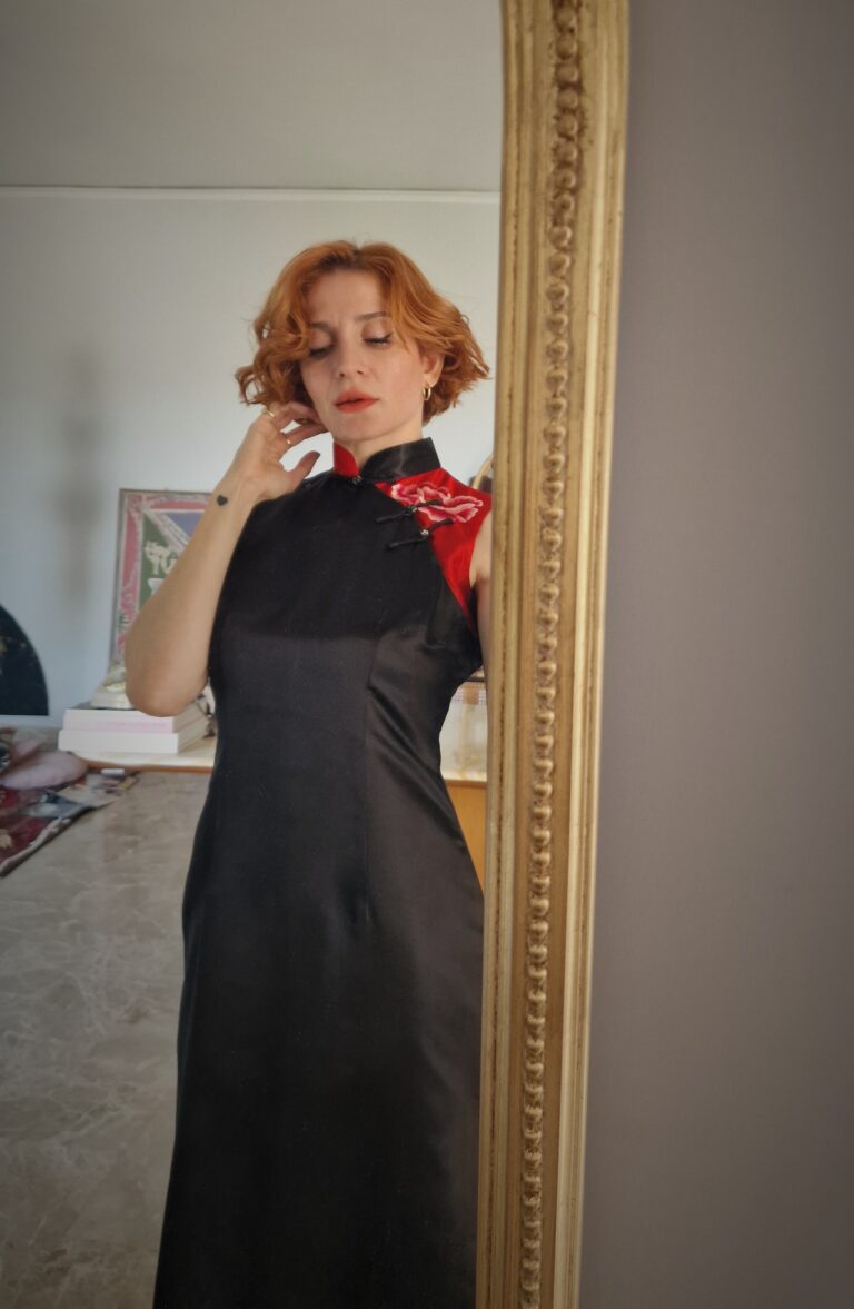 Autentico Qipao cinese in Sera nero con inserto rosso - immagine 9