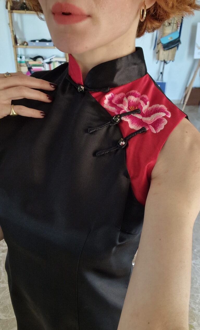 Autentico Qipao cinese in Sera nero con inserto rosso - immagine 10