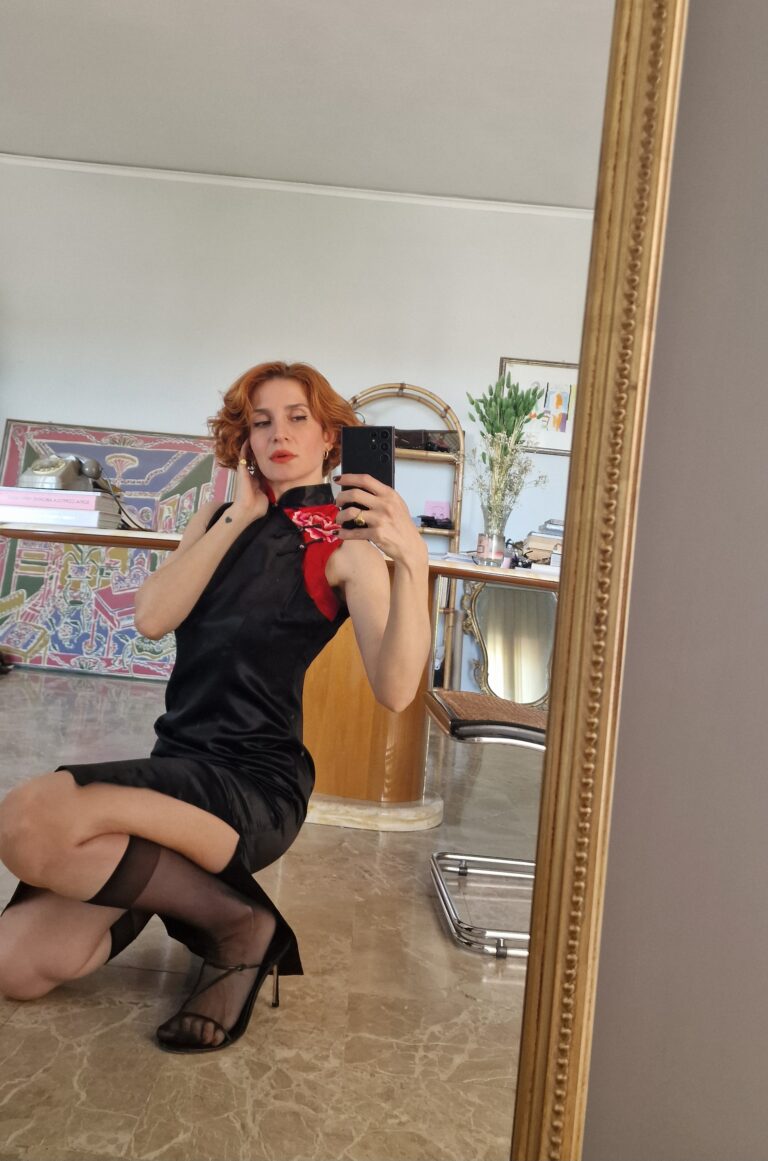 Autentico Qipao cinese in Sera nero con inserto rosso - immagine 2