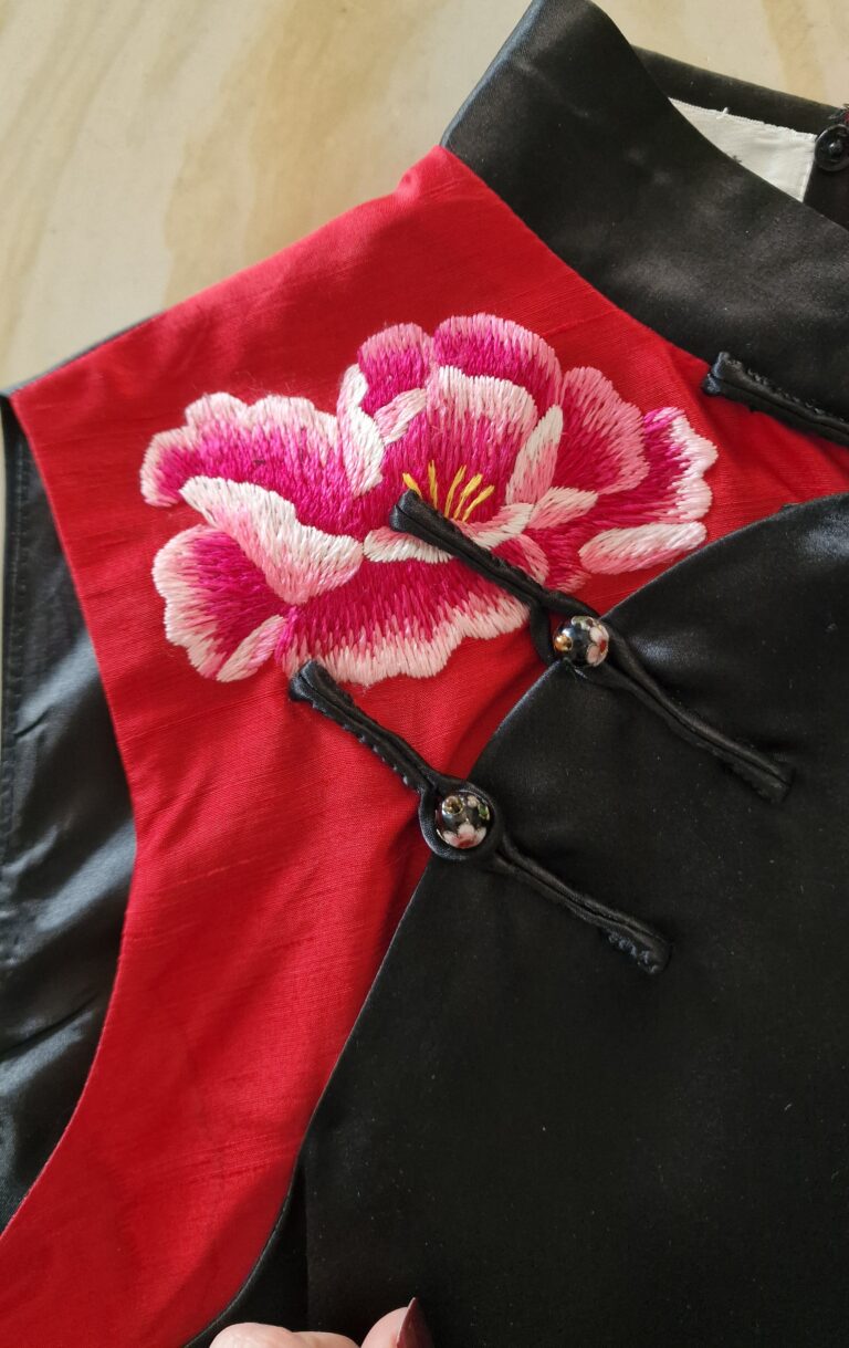 Autentico Qipao cinese in Sera nero con inserto rosso - immagine 12