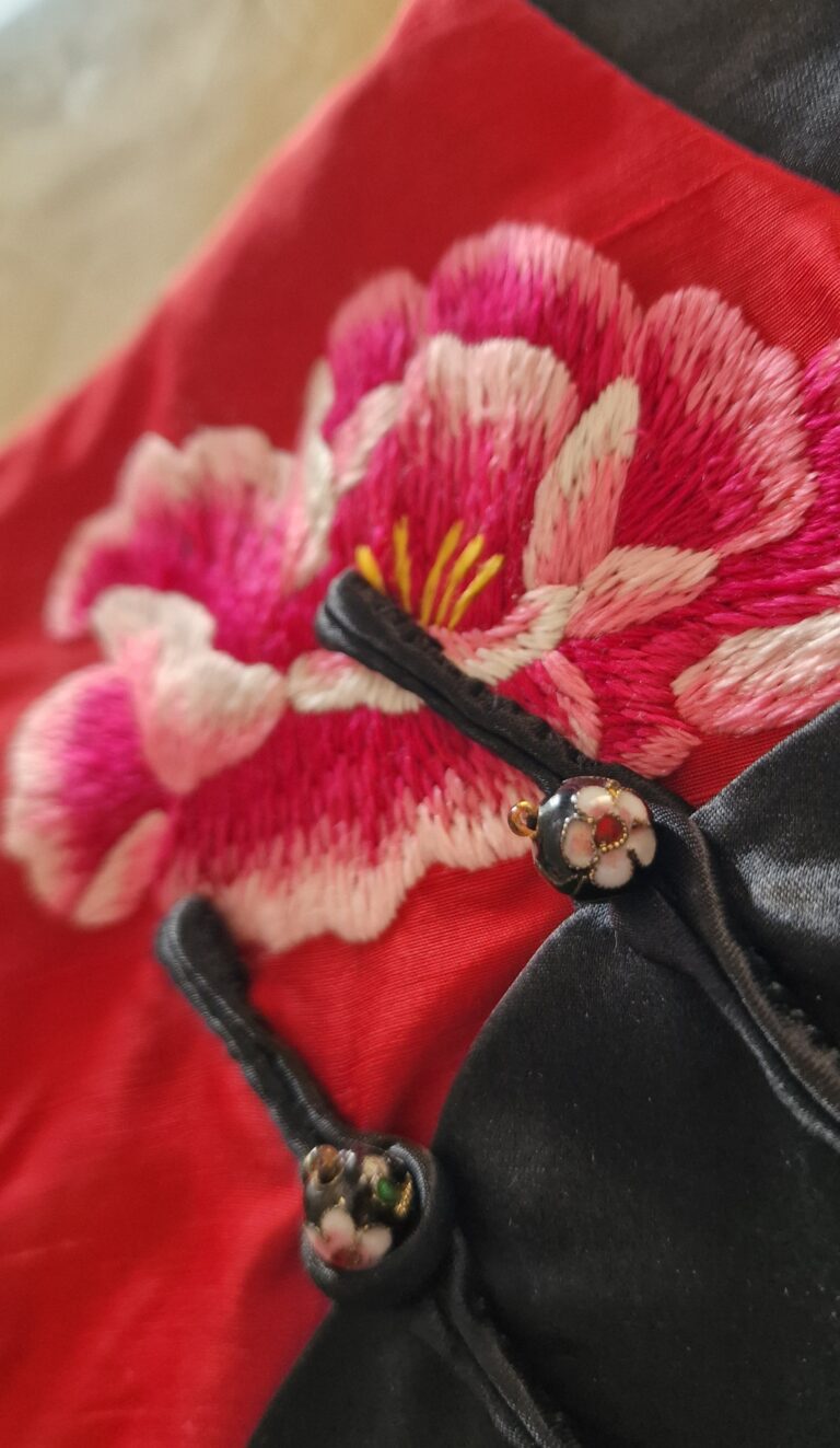 Autentico Qipao cinese in Sera nero con inserto rosso - immagine 13