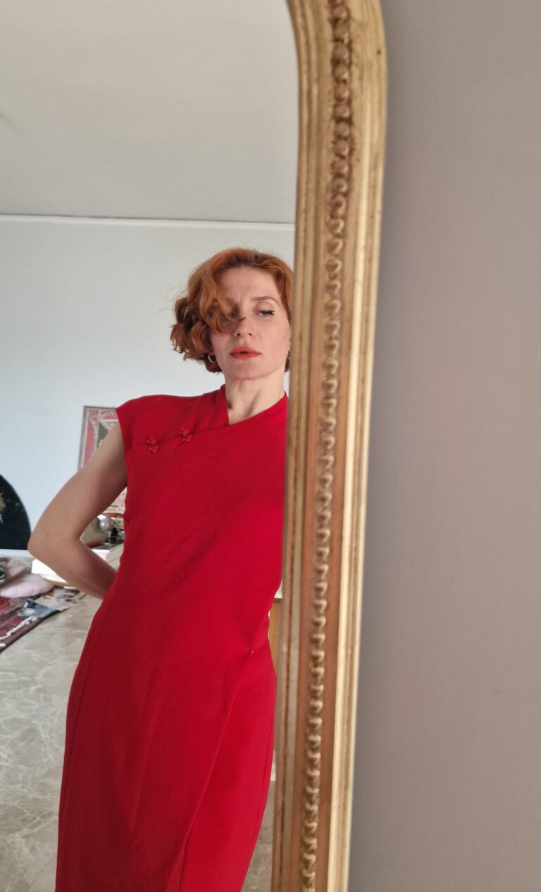 Abito Orientale rosso in crépe - immagine 3