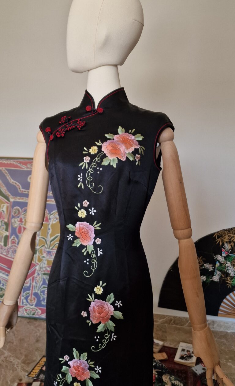 Autentico abito Qipao nero in Pura Seta ricamato a mano, nuovo. - immagine 6
