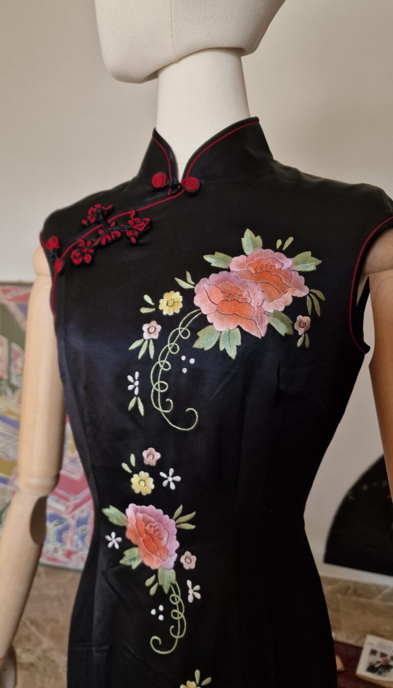 Autentico abito Qipao nero in Pura Seta ricamato a mano, nuovo. - immagine 7