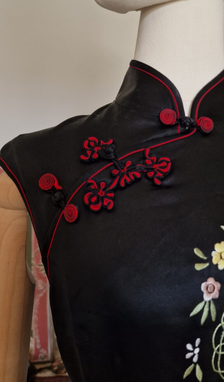 Autentico abito Qipao nero in Pura Seta ricamato a mano, nuovo. - immagine 8