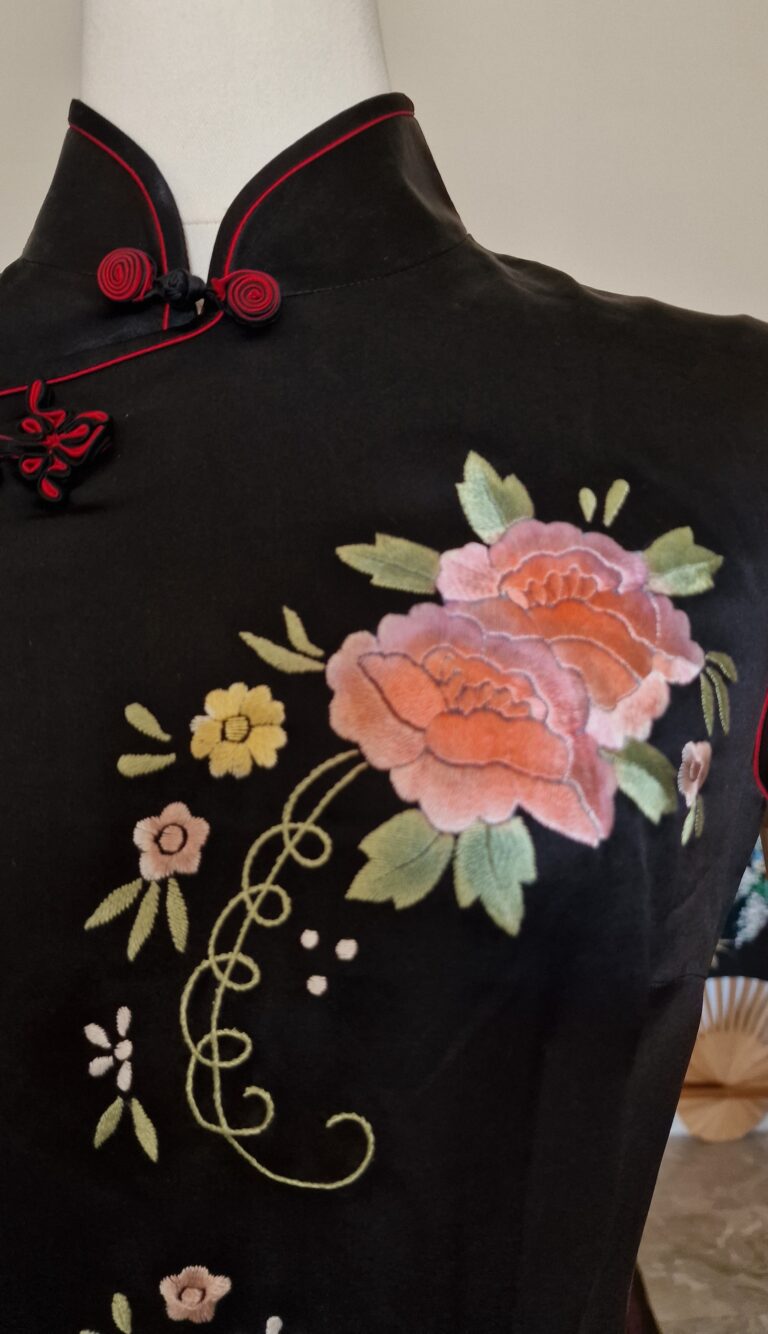 Autentico abito Qipao nero in Pura Seta ricamato a mano, nuovo. - immagine 9