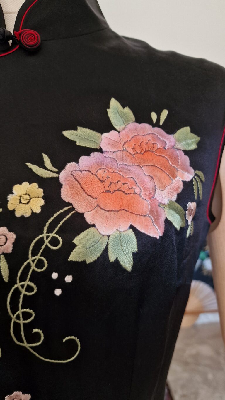 Autentico abito Qipao nero in Pura Seta ricamato a mano, nuovo. - immagine 10
