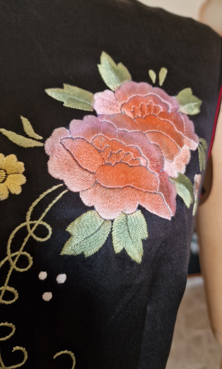 Autentico abito Qipao nero in Pura Seta ricamato a mano, nuovo. - immagine 11