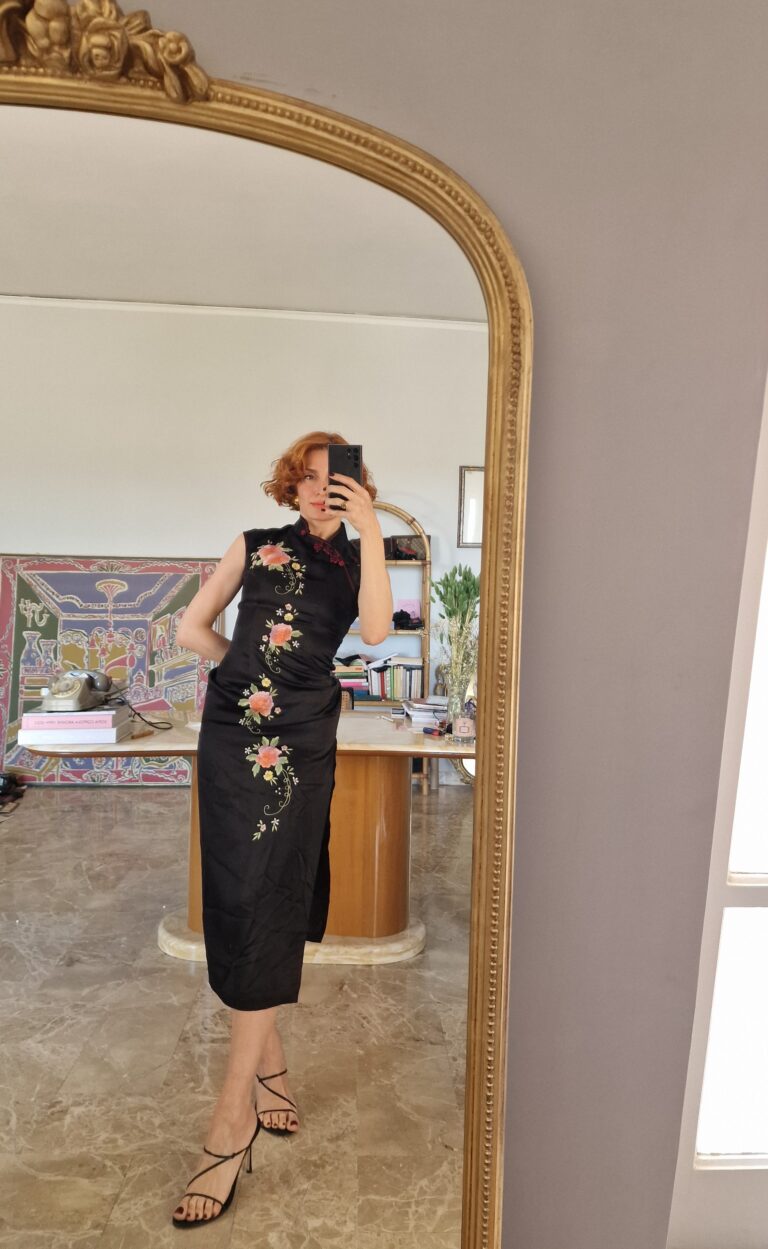 Autentico abito Qipao nero in Pura Seta ricamato a mano, nuovo. - immagine 4