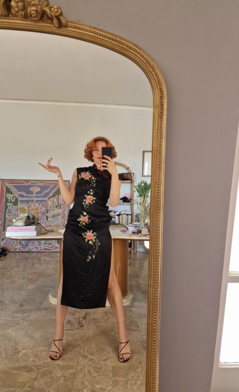 Autentico abito Qipao nero in Pura Seta ricamato a mano, nuovo. - immagine 3