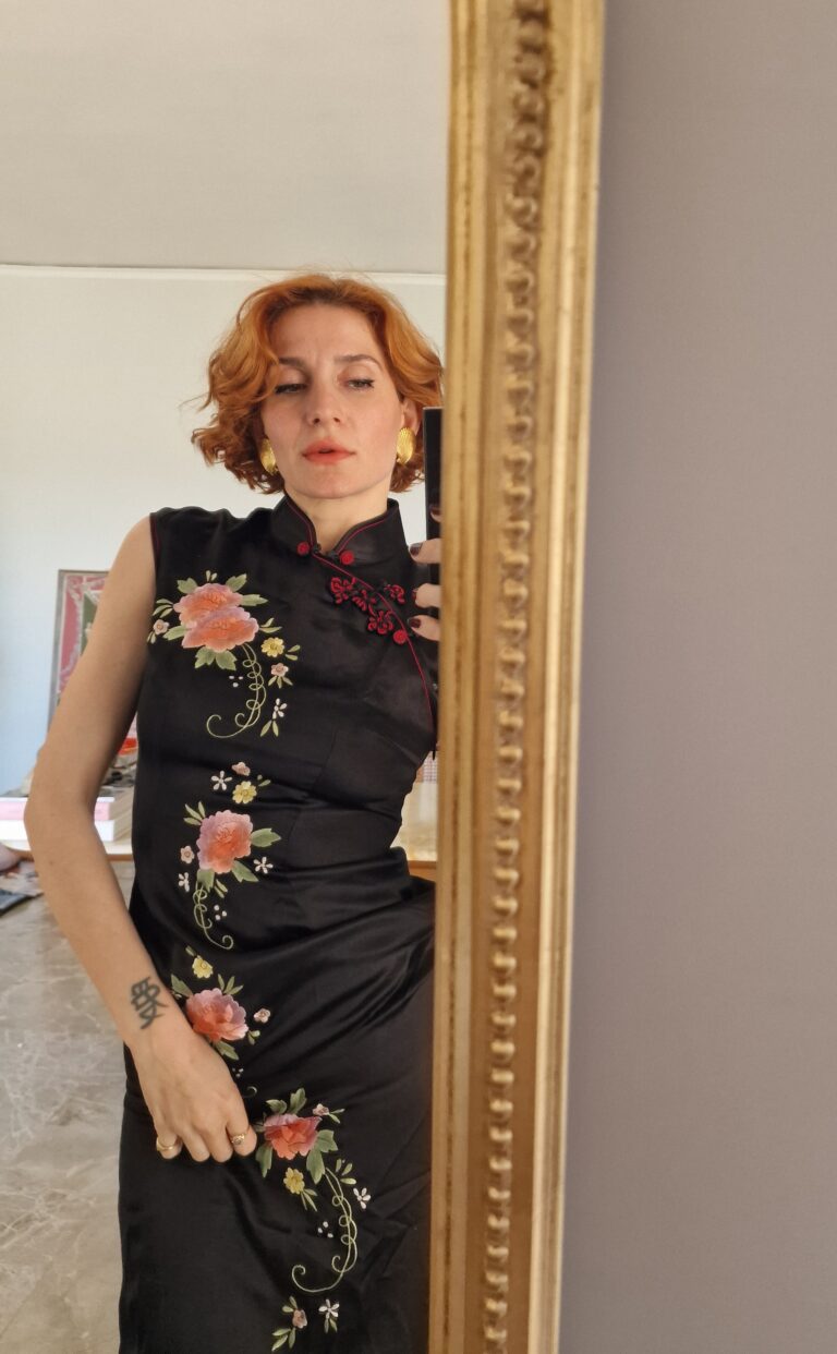 Autentico abito Qipao nero in Pura Seta ricamato a mano, nuovo. - immagine 2