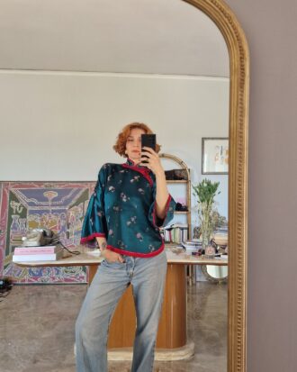 Blusa orientale in raso di seta verde ottanio