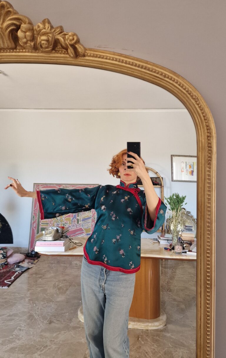 Blusa orientale in raso di seta verde ottanio - immagine 3