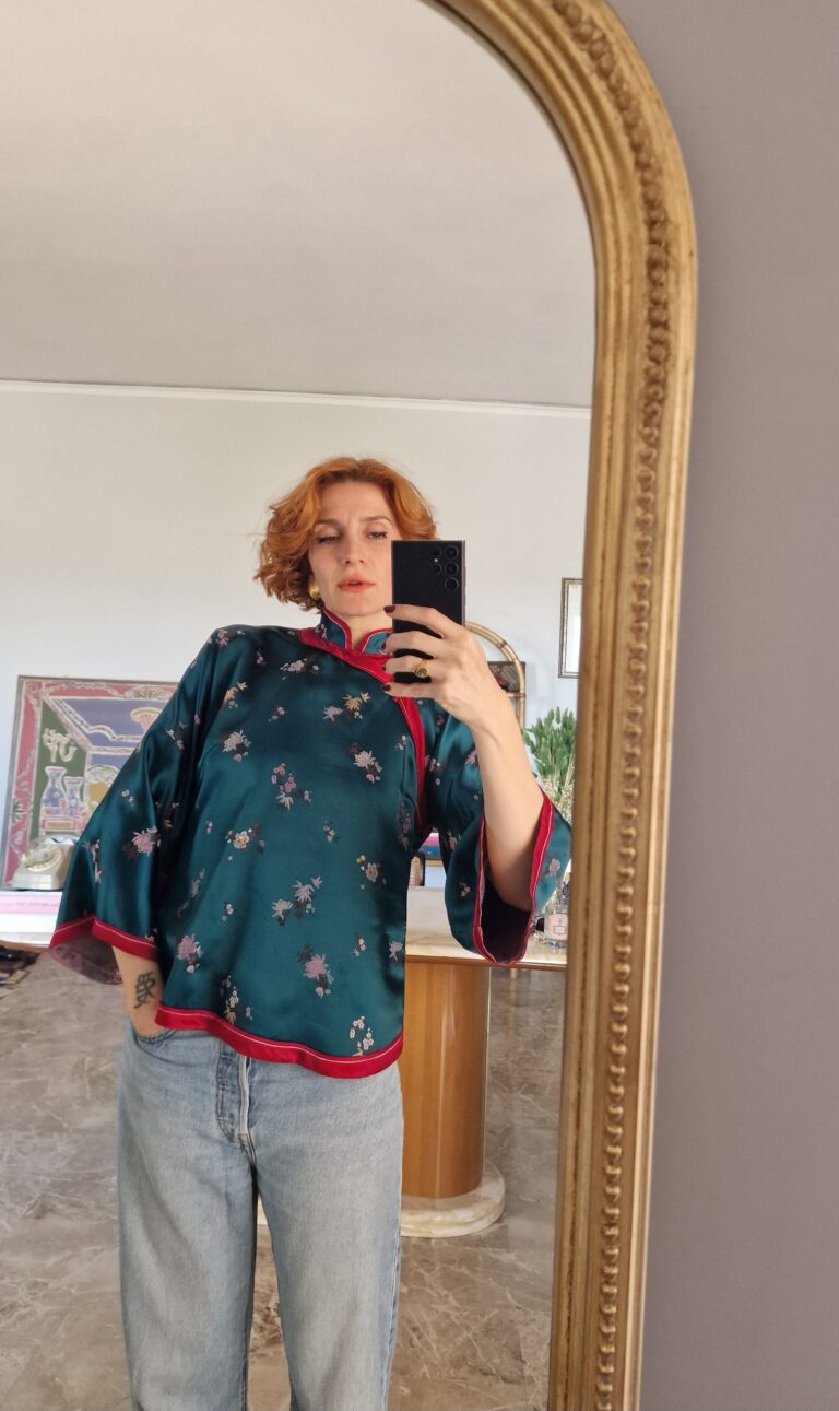 Blusa orientale in raso di seta verde ottanio - immagine 7