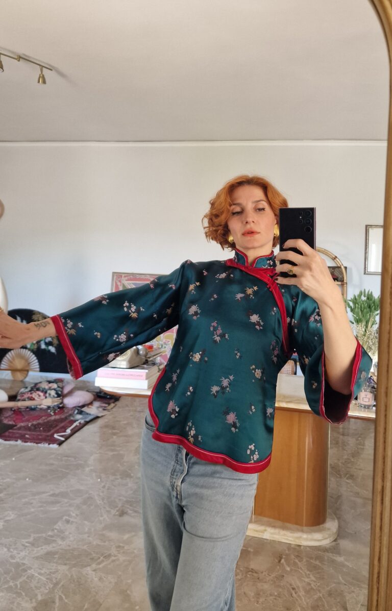 Blusa orientale in raso di seta verde ottanio - immagine 4