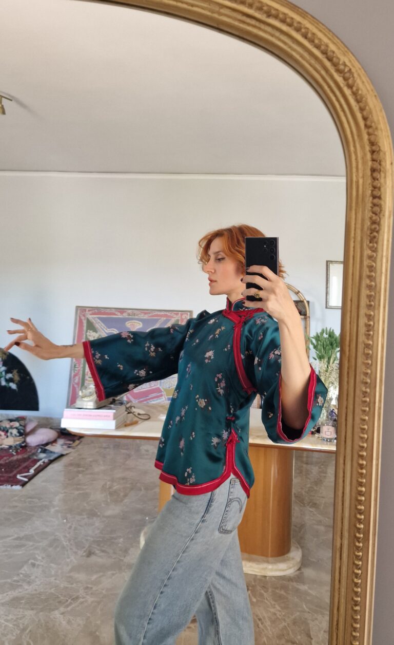 Blusa orientale in raso di seta verde ottanio - immagine 8