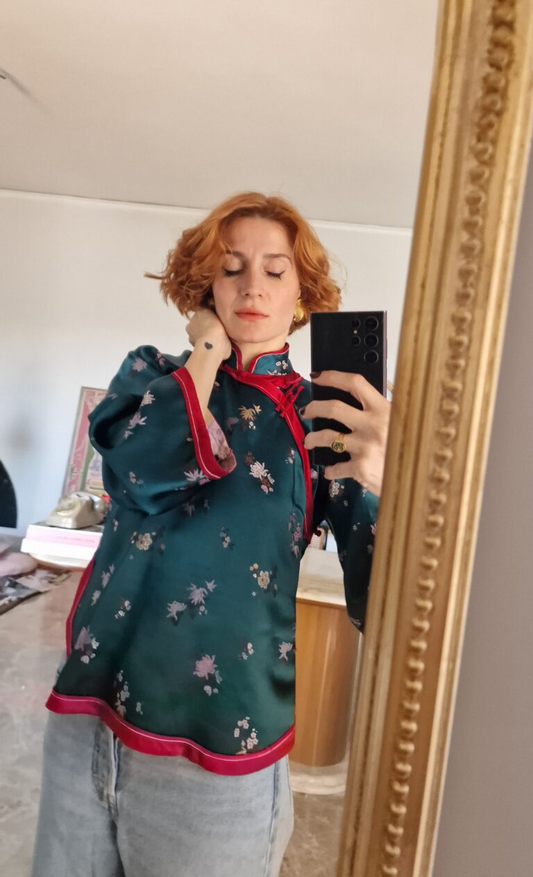 Blusa orientale in raso di seta verde ottanio - immagine 9