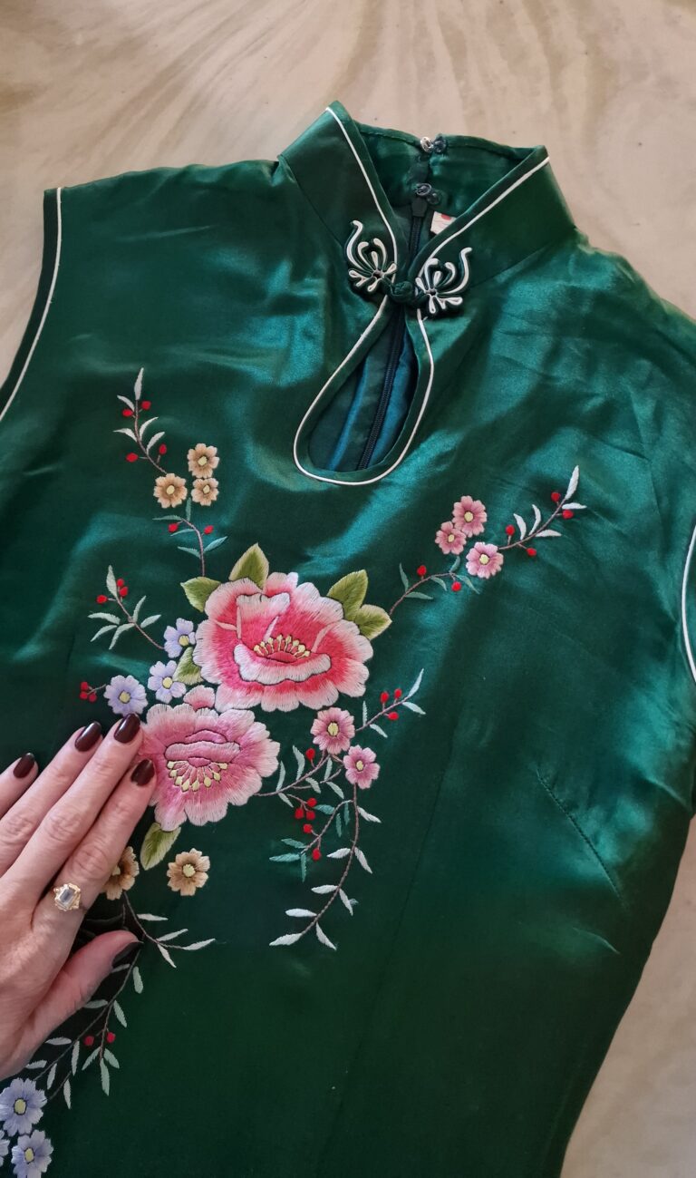 Autentico abito Qipao verde in Pura Seta ricamato a mano. - immagine 10