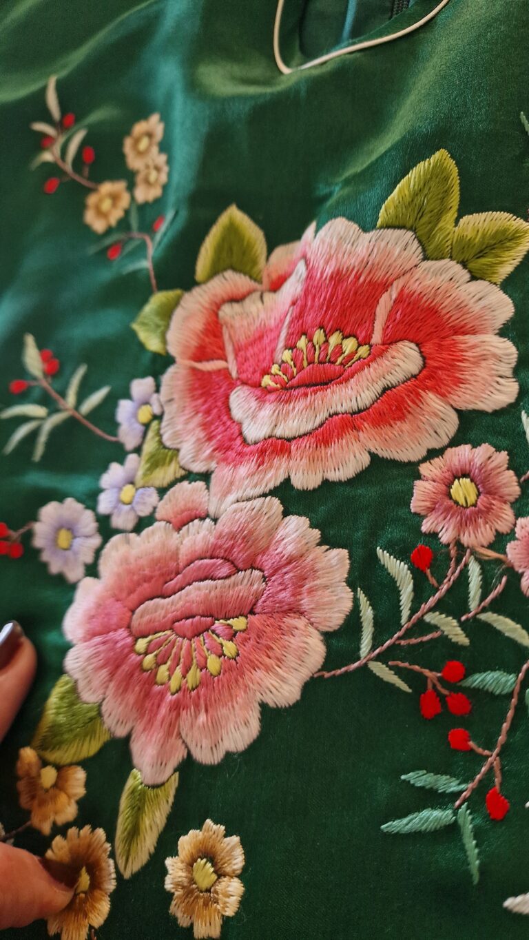 Autentico abito Qipao verde in Pura Seta ricamato a mano. - immagine 11
