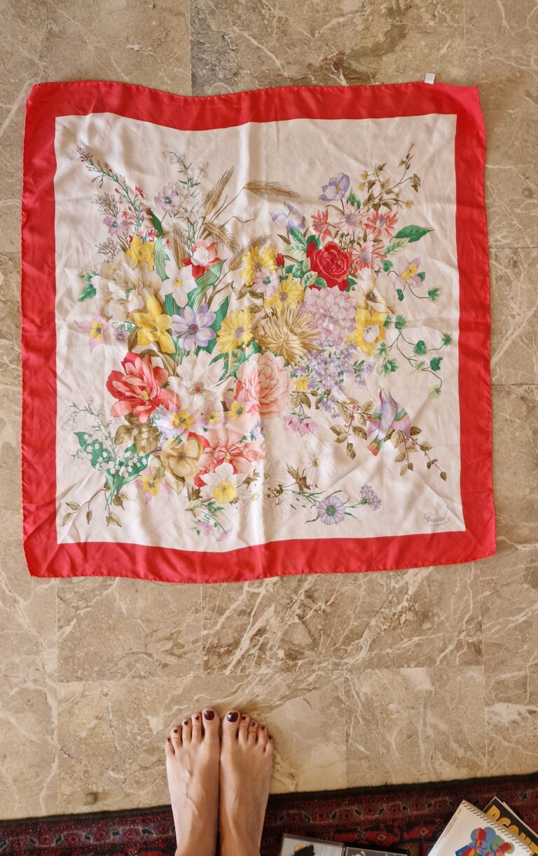 Gucci Vintage foulard in Pura Seta floreale - immagine 6