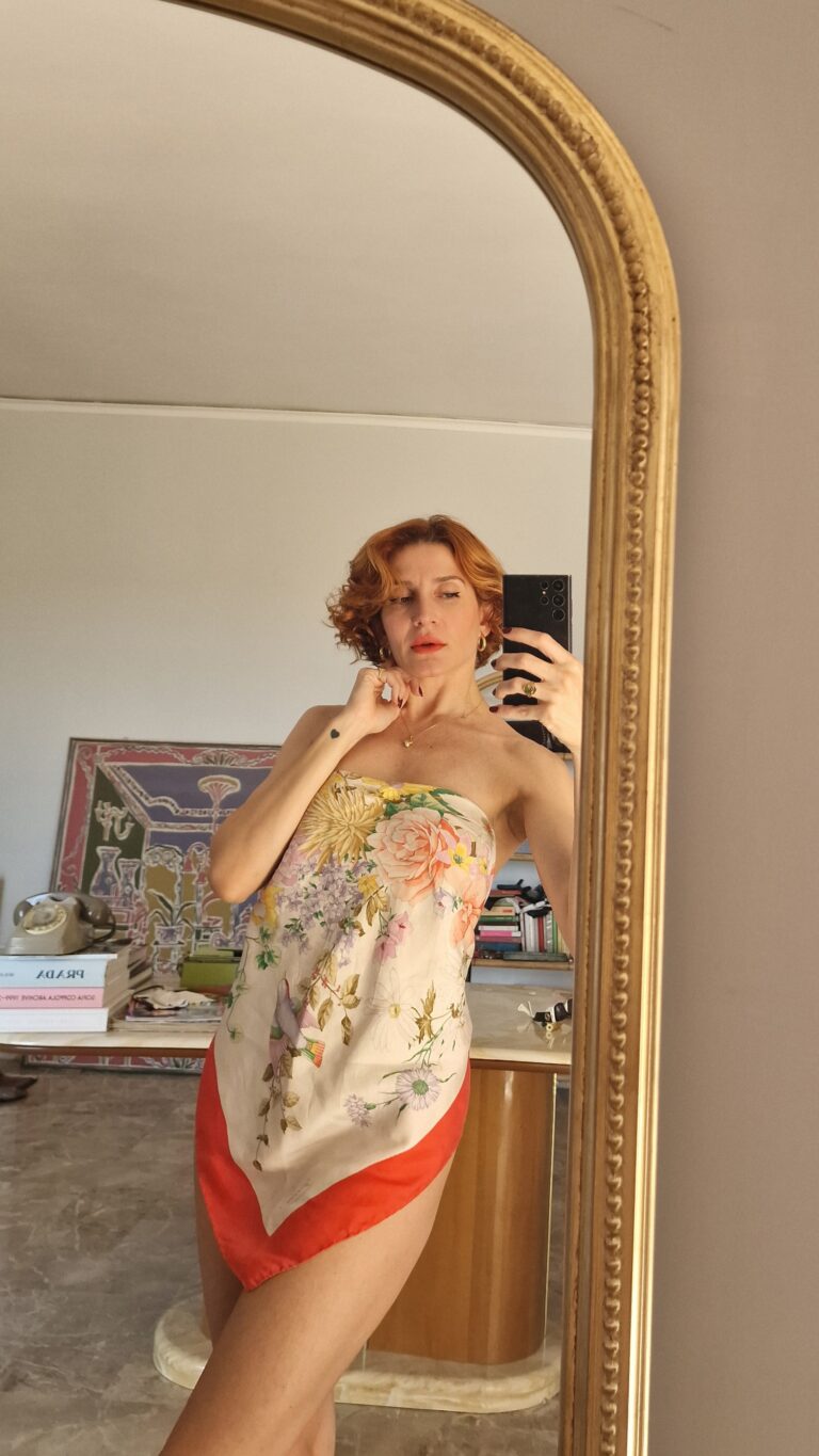 Gucci Vintage foulard in Pura Seta floreale - immagine 5
