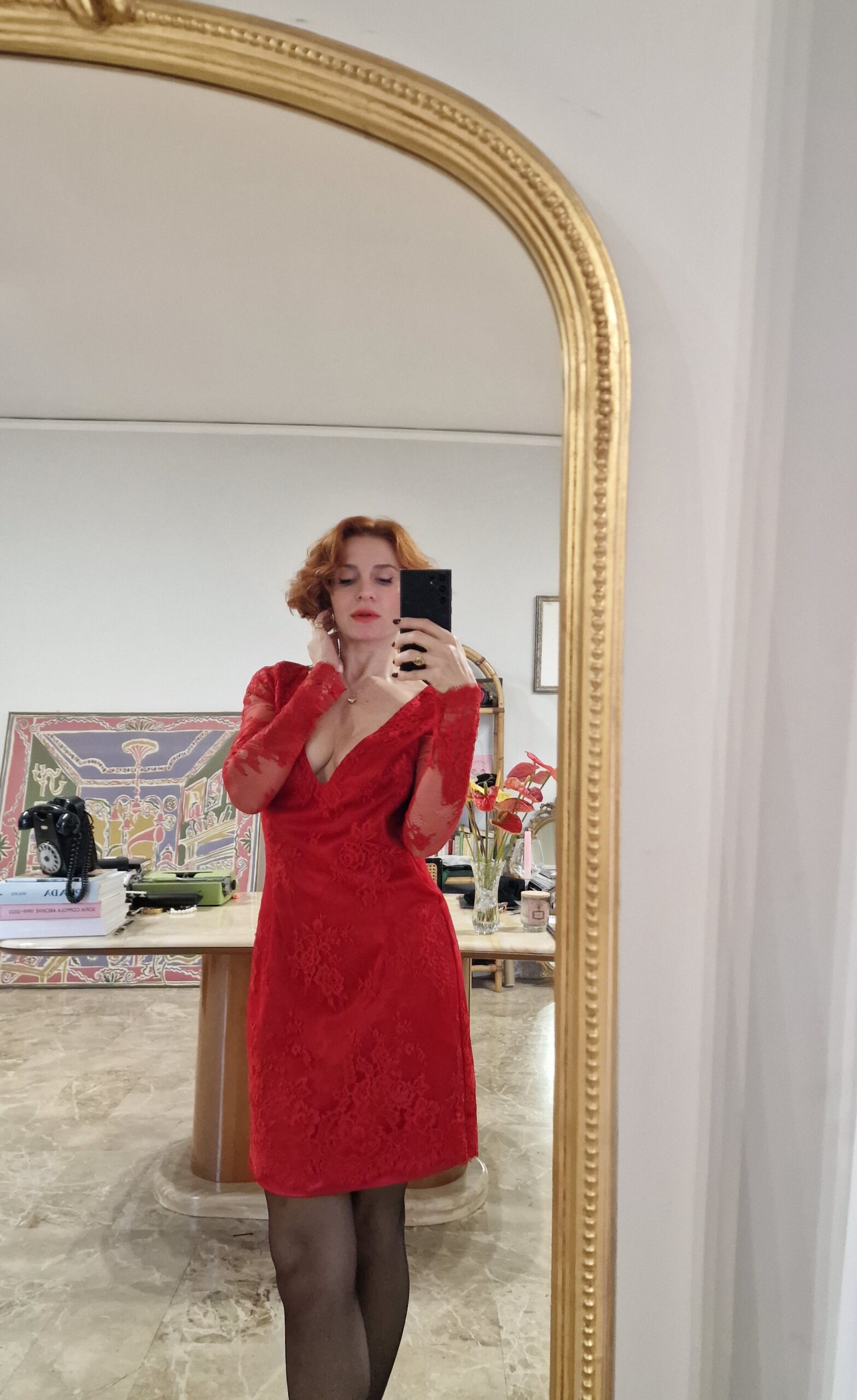 Abito sartoriale in pizzo rosso - immagine 2