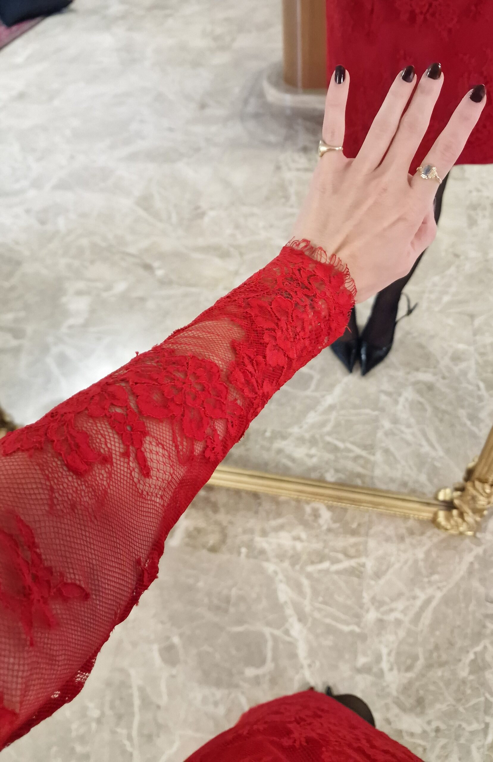 Abito sartoriale in pizzo rosso - immagine 5