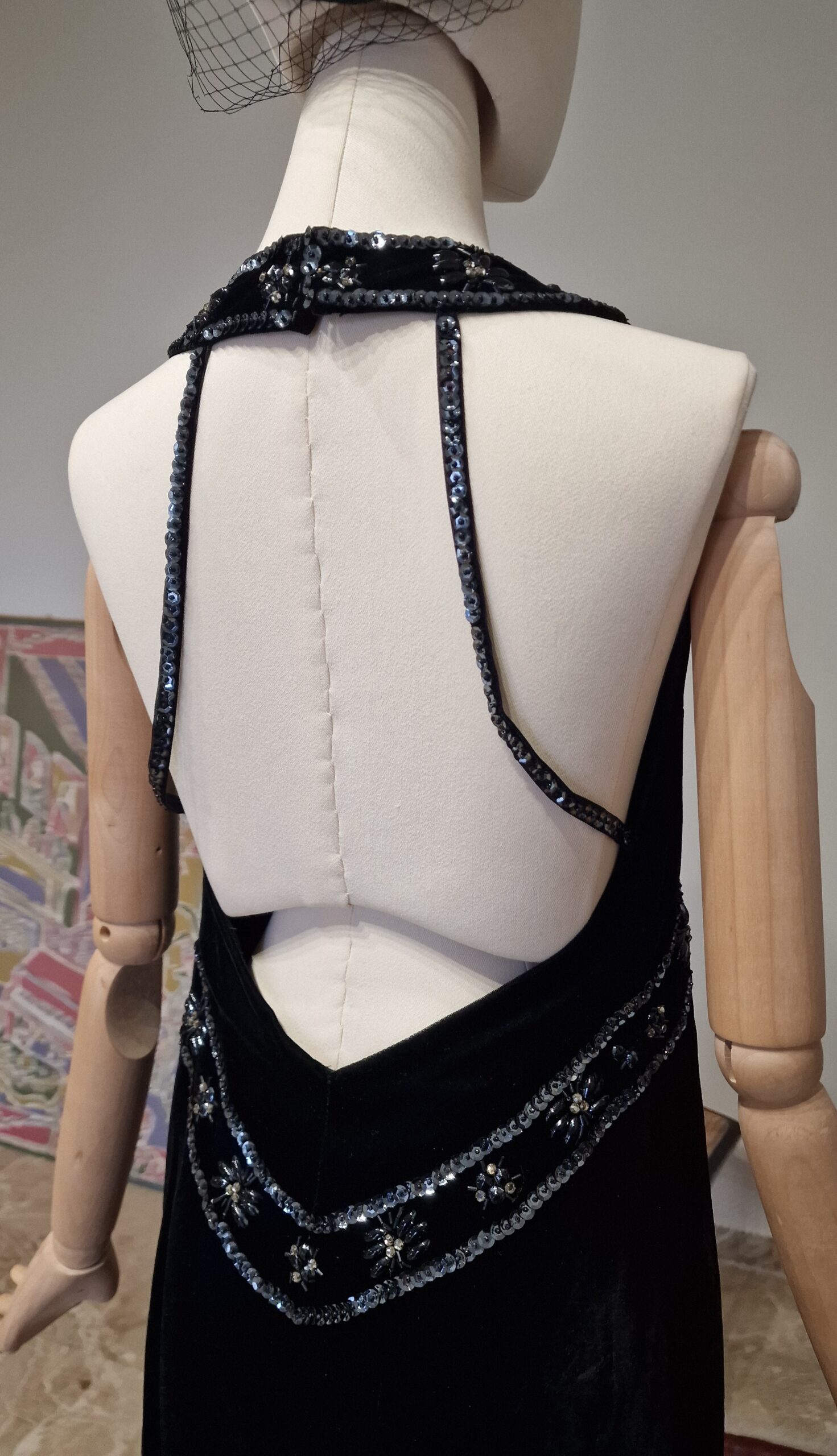 Abito cimelio vintage Sartoriale fine anni 20 in velluto di seta e ricami di perline e paillettes - immagine 2