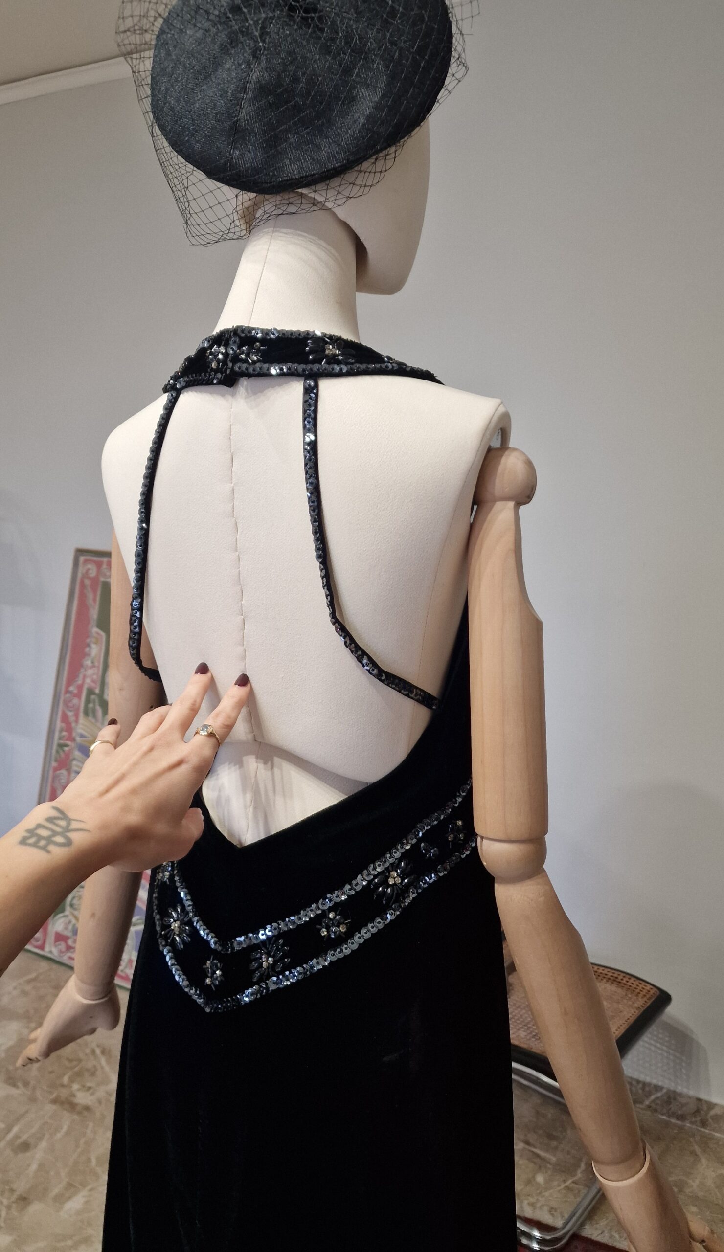 Abito cimelio vintage Sartoriale fine anni 20 in velluto di seta e ricami di perline e paillettes - immagine 3
