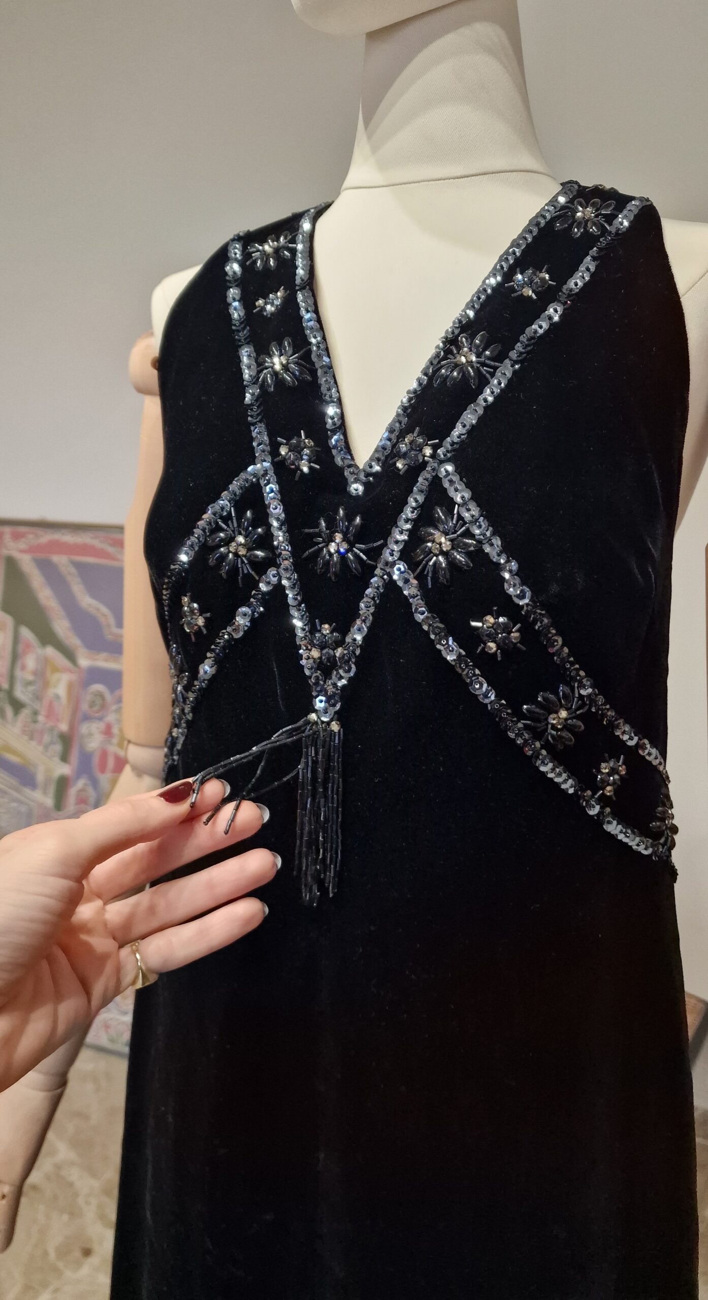 Abito cimelio vintage Sartoriale fine anni 20 in velluto di seta e ricami di perline e paillettes - immagine 4