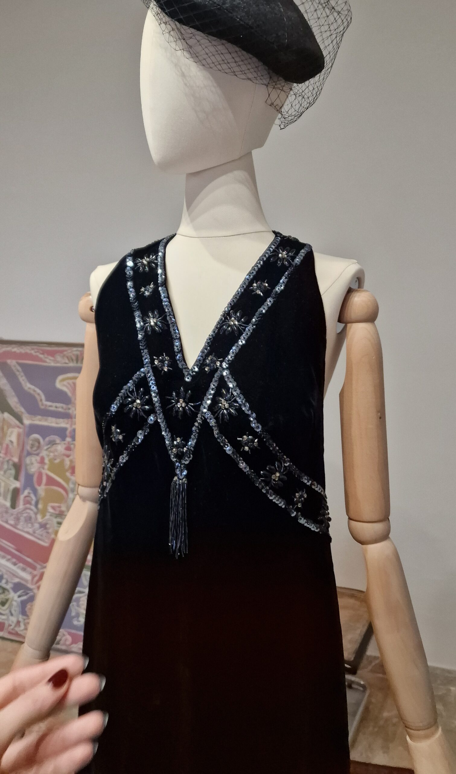 Abito cimelio vintage Sartoriale fine anni 20 in velluto di seta e ricami di perline e paillettes - immagine 5