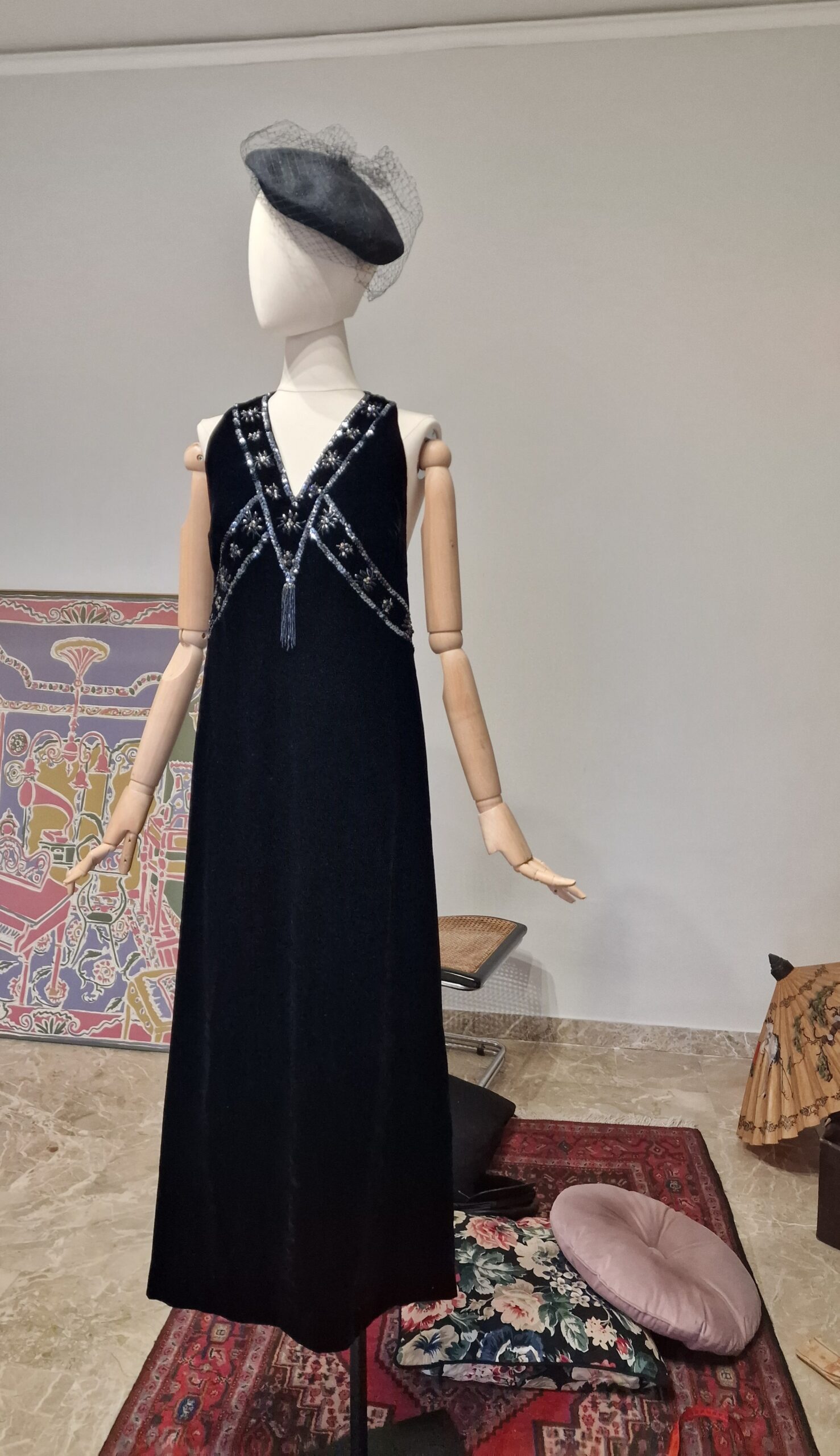 Abito cimelio vintage Sartoriale fine anni 20 in velluto di seta e ricami di perline e paillettes