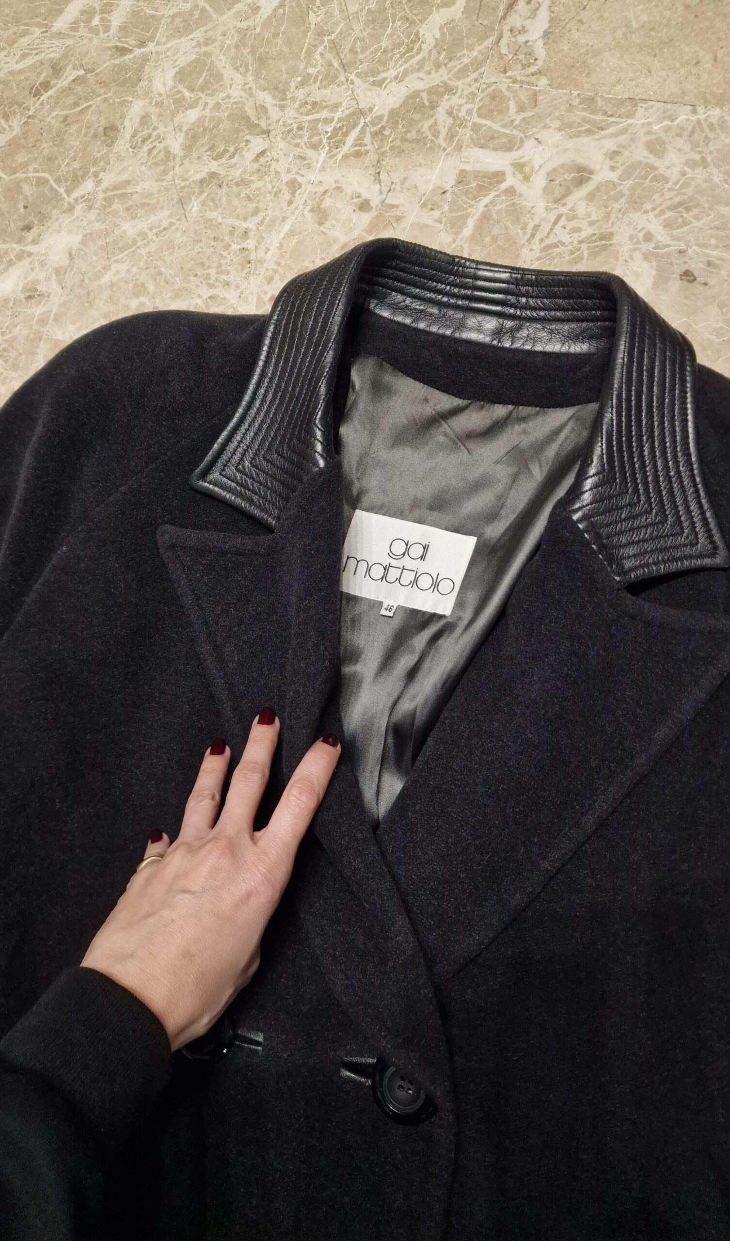 Cappotto by Gai Mattiolo in 100% pura lana grigio antracite e profili in ecopelle nera - immagine 8