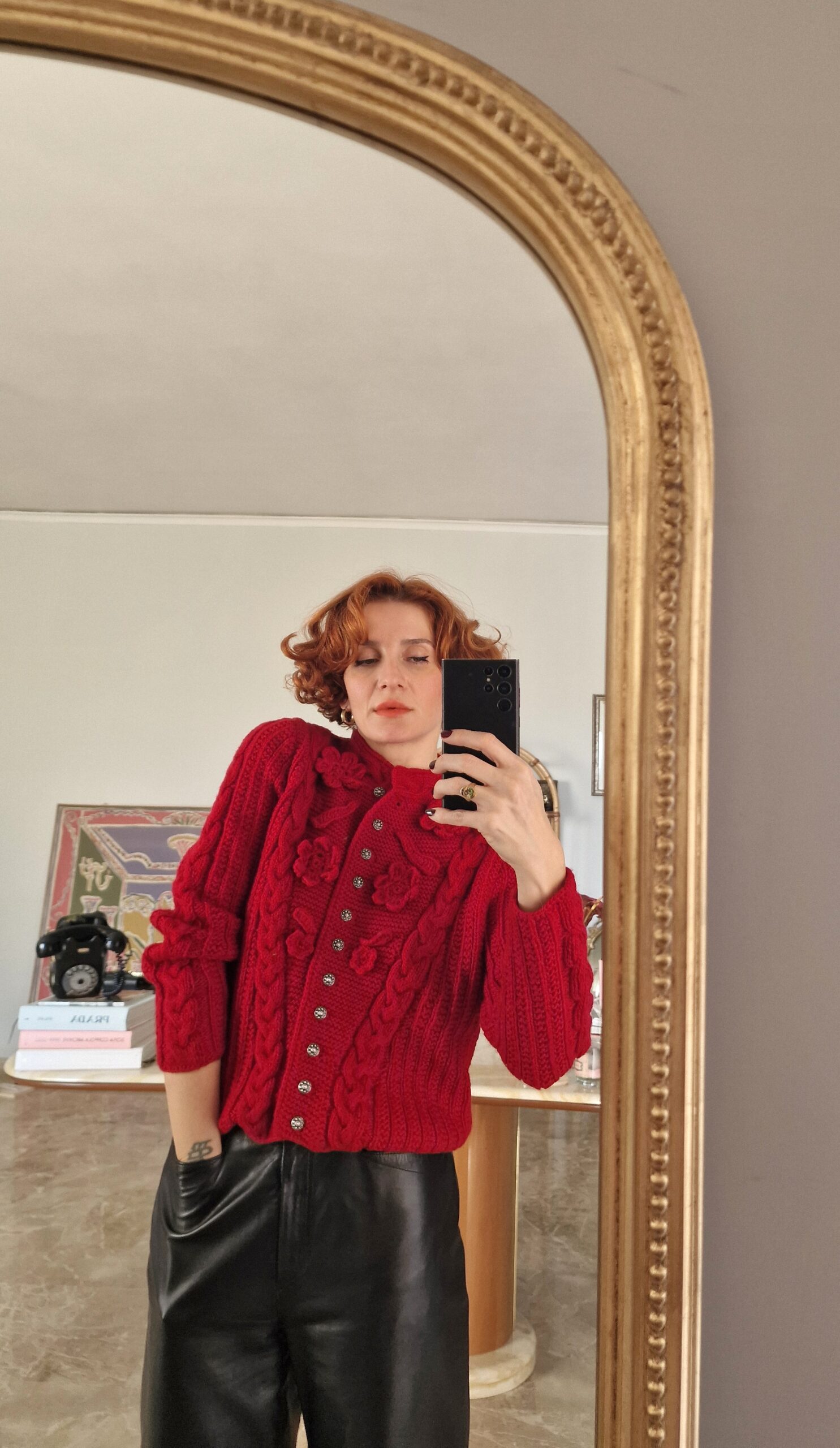 Cardigan capolavoro tirolese handmade in Pura lana rosso - immagine 4