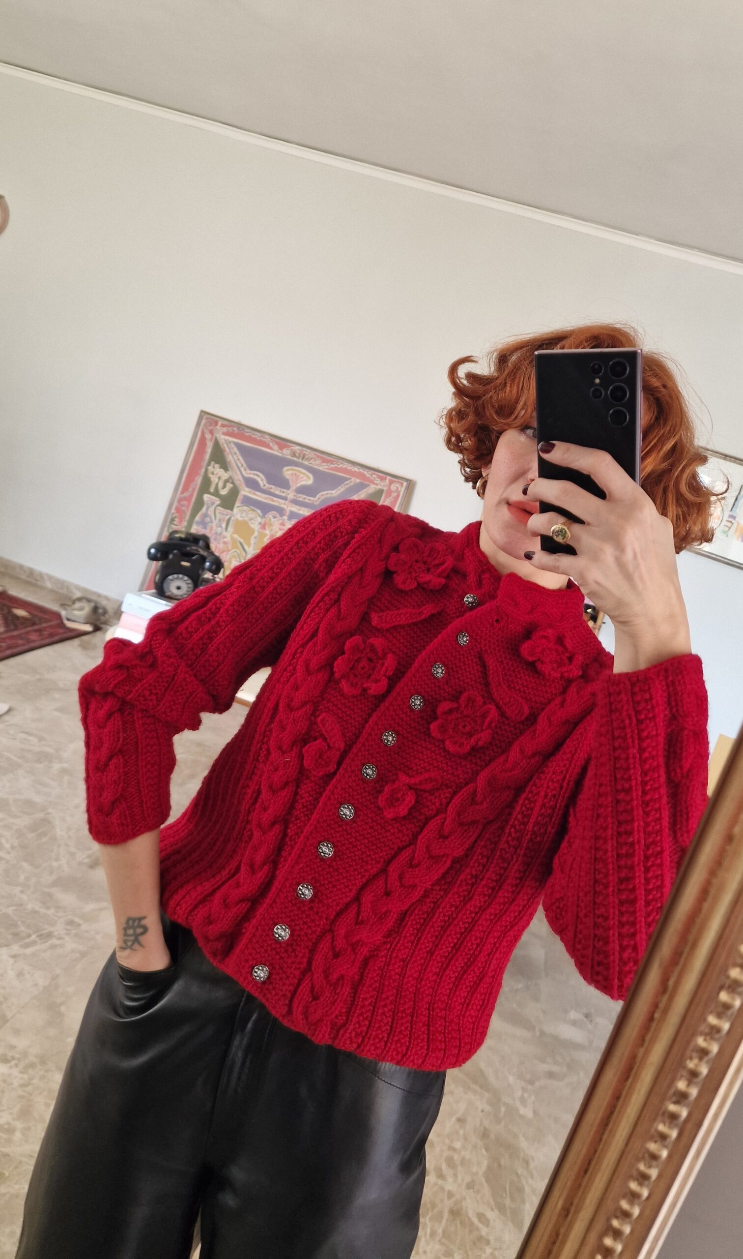 Cardigan capolavoro tirolese handmade in Pura lana rosso - immagine 3