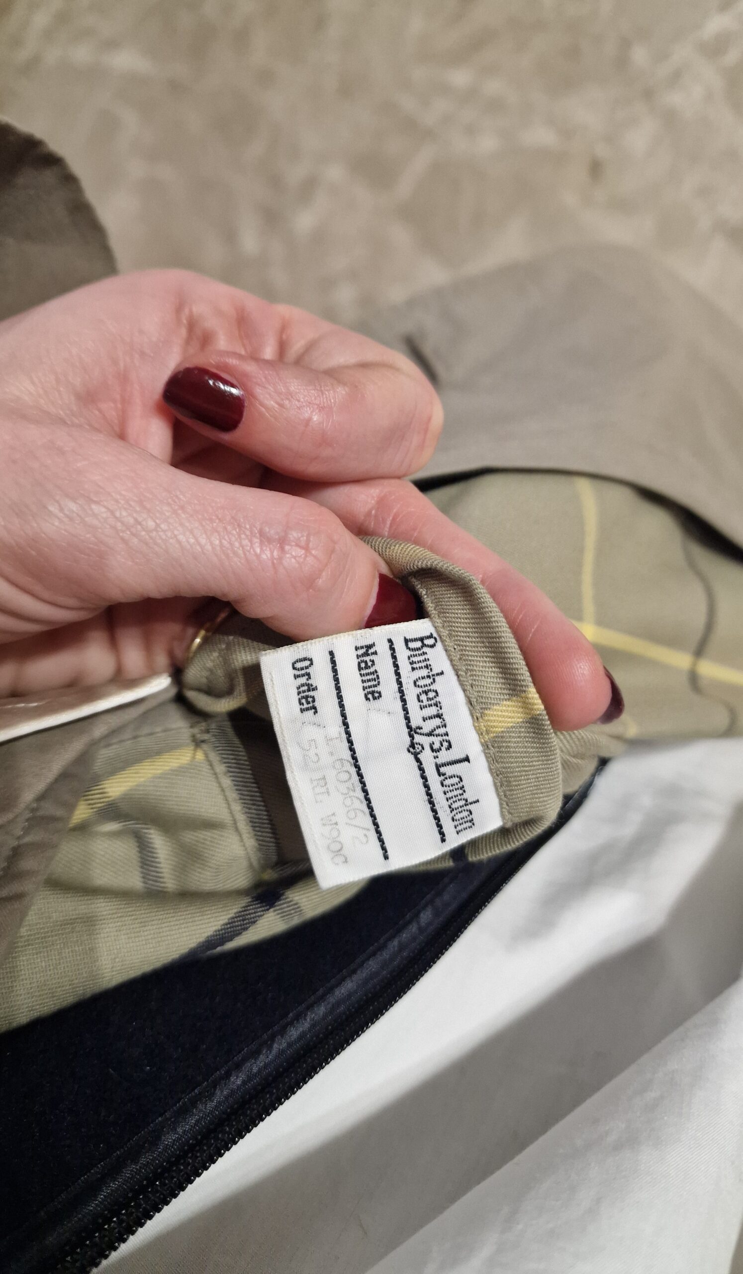 The vintage men's trench coat by Burberry's - immagine 11