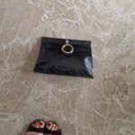 Iconica pochette vintage in vero vinile con orecchino by Moschino