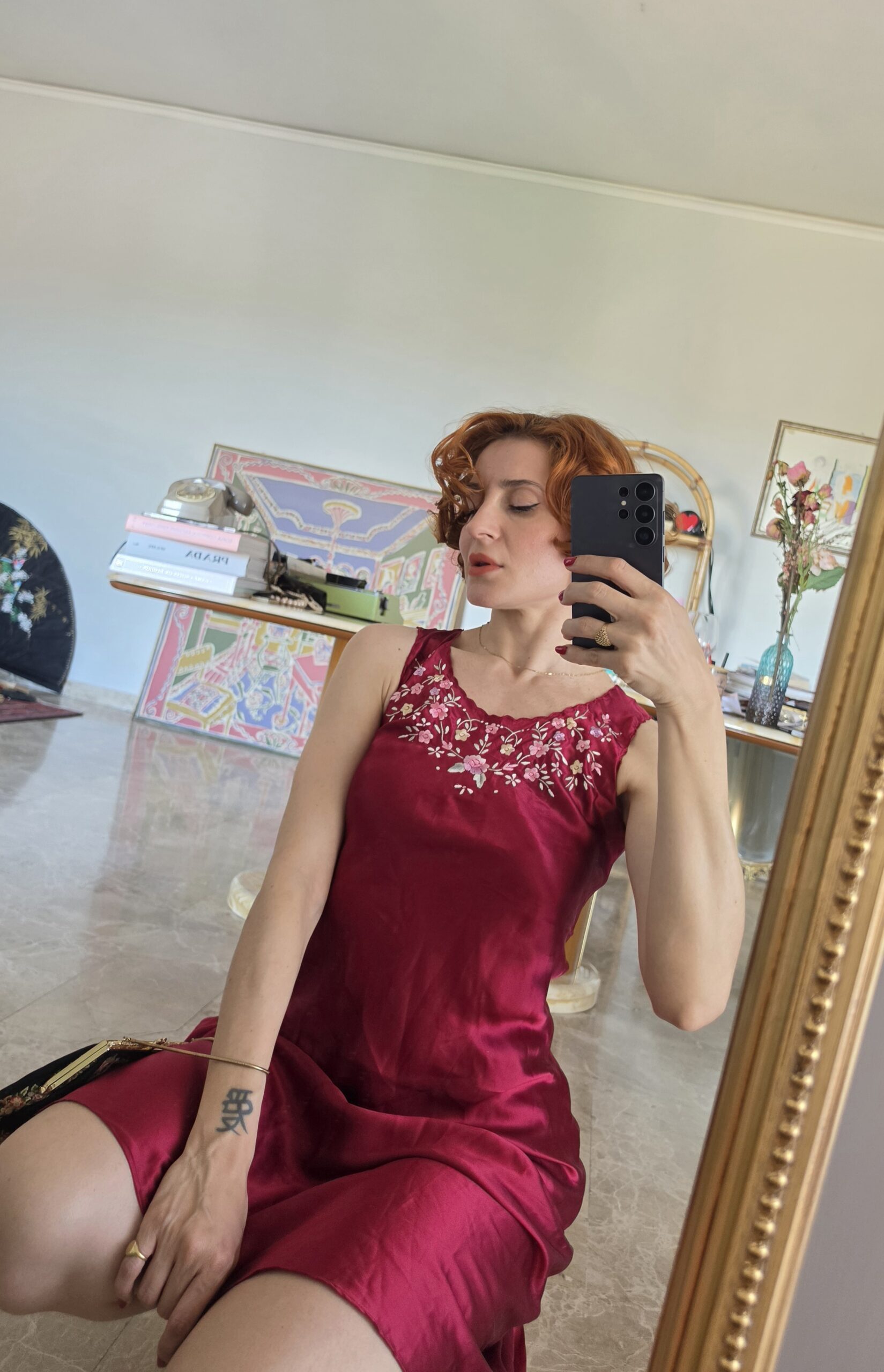 Abito in Pura Seta rosso rubini con fiori ricamati tg 38/40 - immagine 5