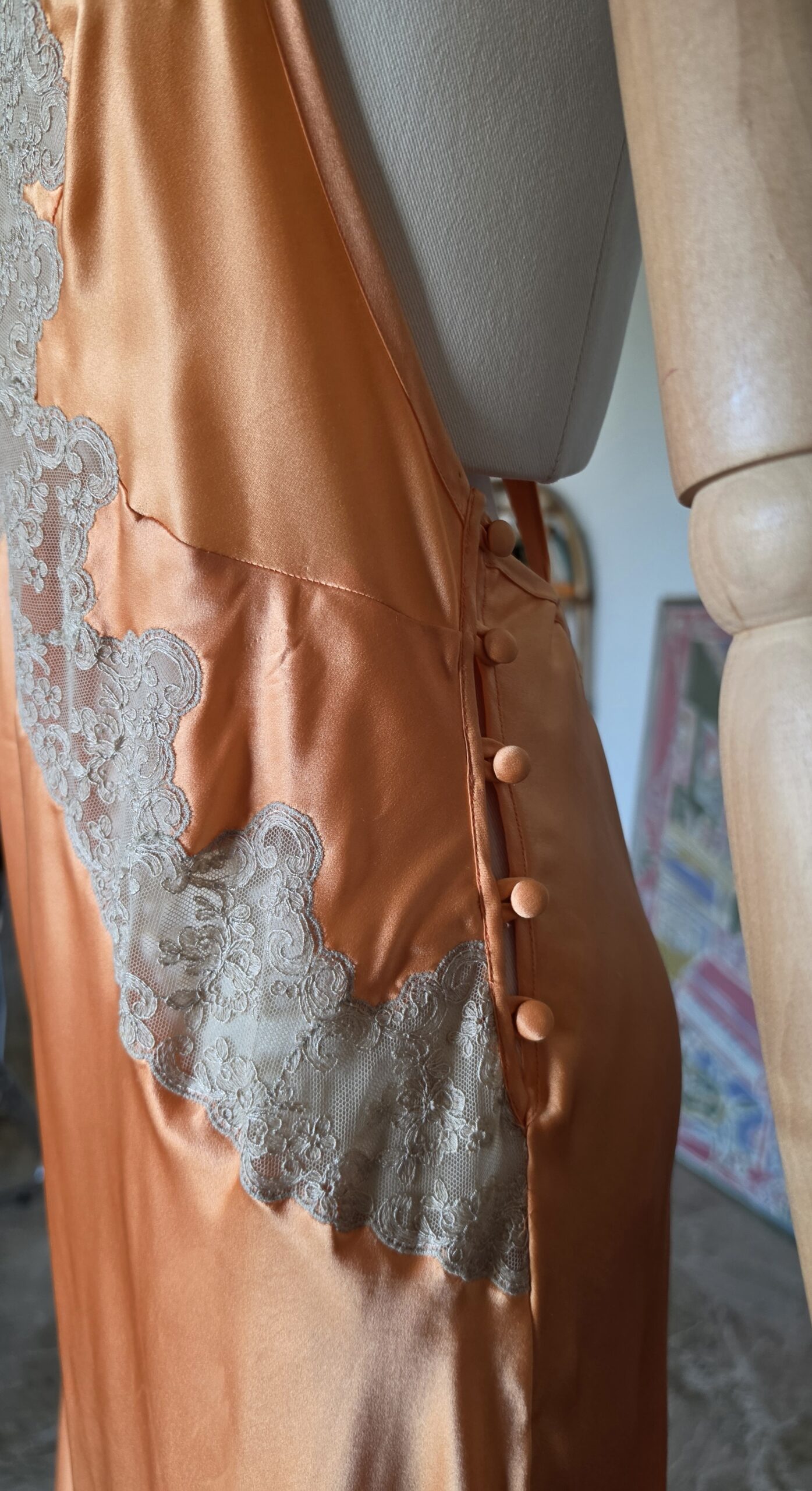 Capolavoro Abito lungo vintage Sartoriale in Pura Seta albicocca e pizzo Chantilly francese tg 42 - immagine 24