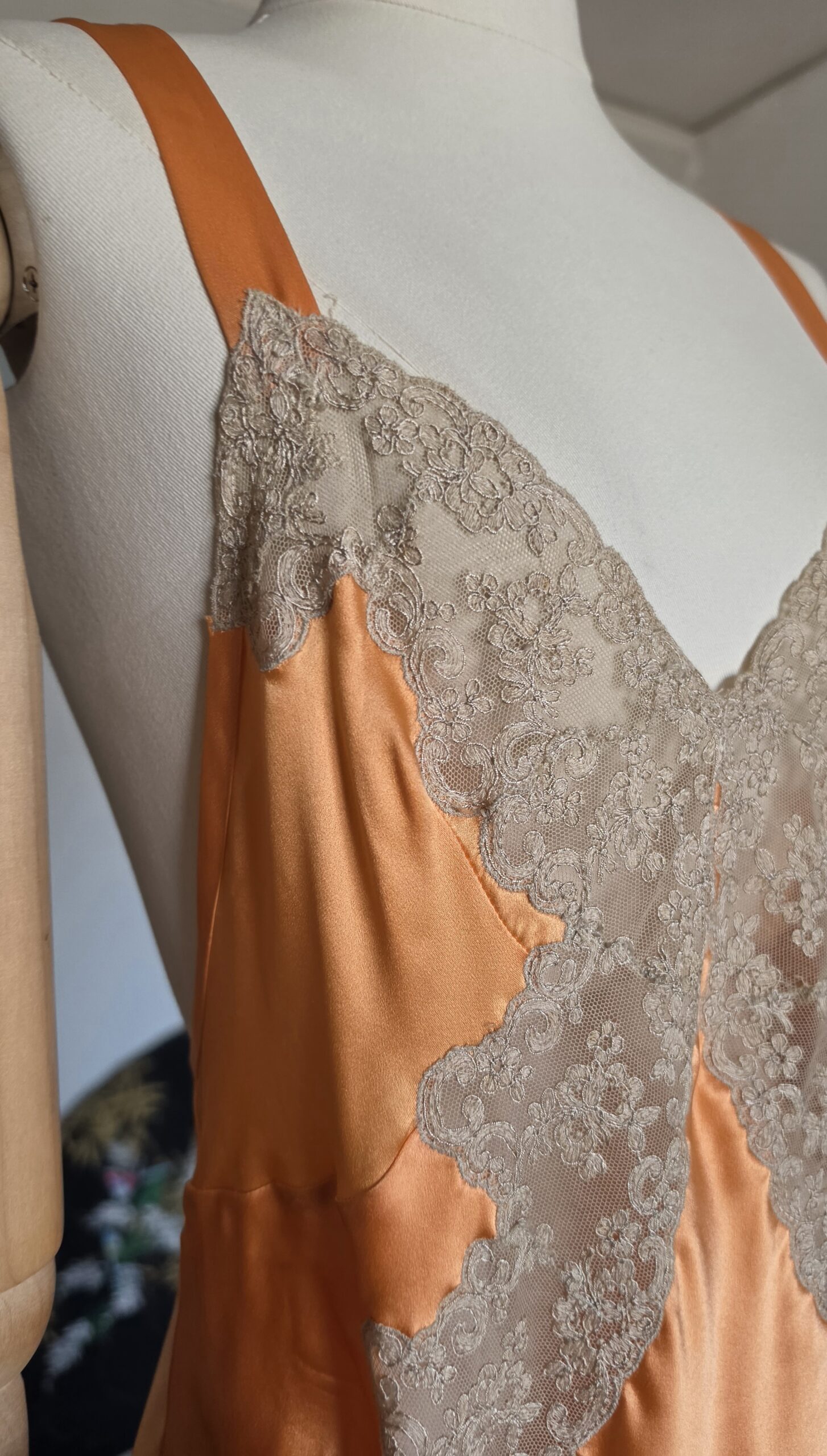 Capolavoro Abito lungo vintage Sartoriale in Pura Seta albicocca e pizzo Chantilly francese tg 42 - immagine 23